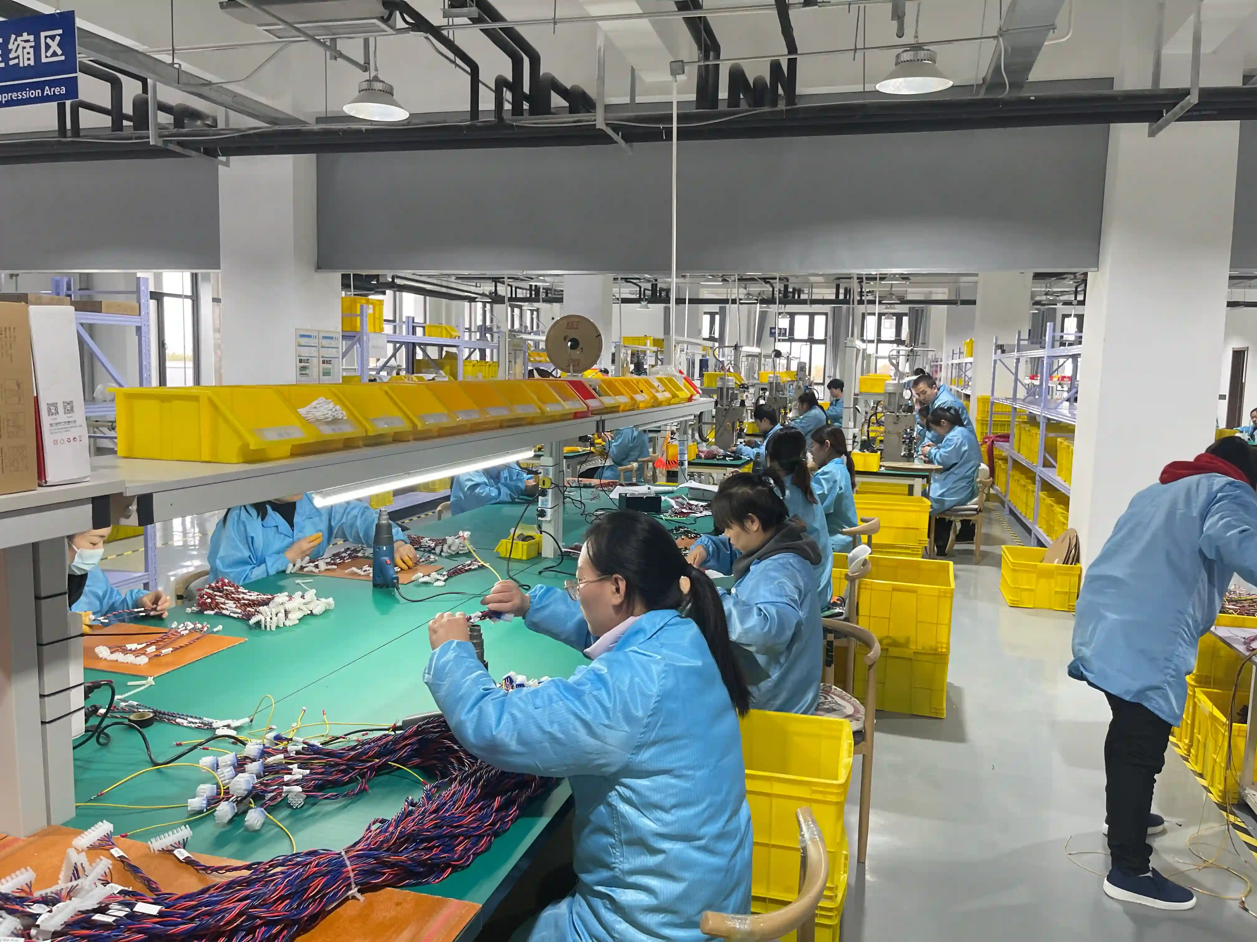 Aplicación de tubo termocontraíble sobre un mazo de cables industrial