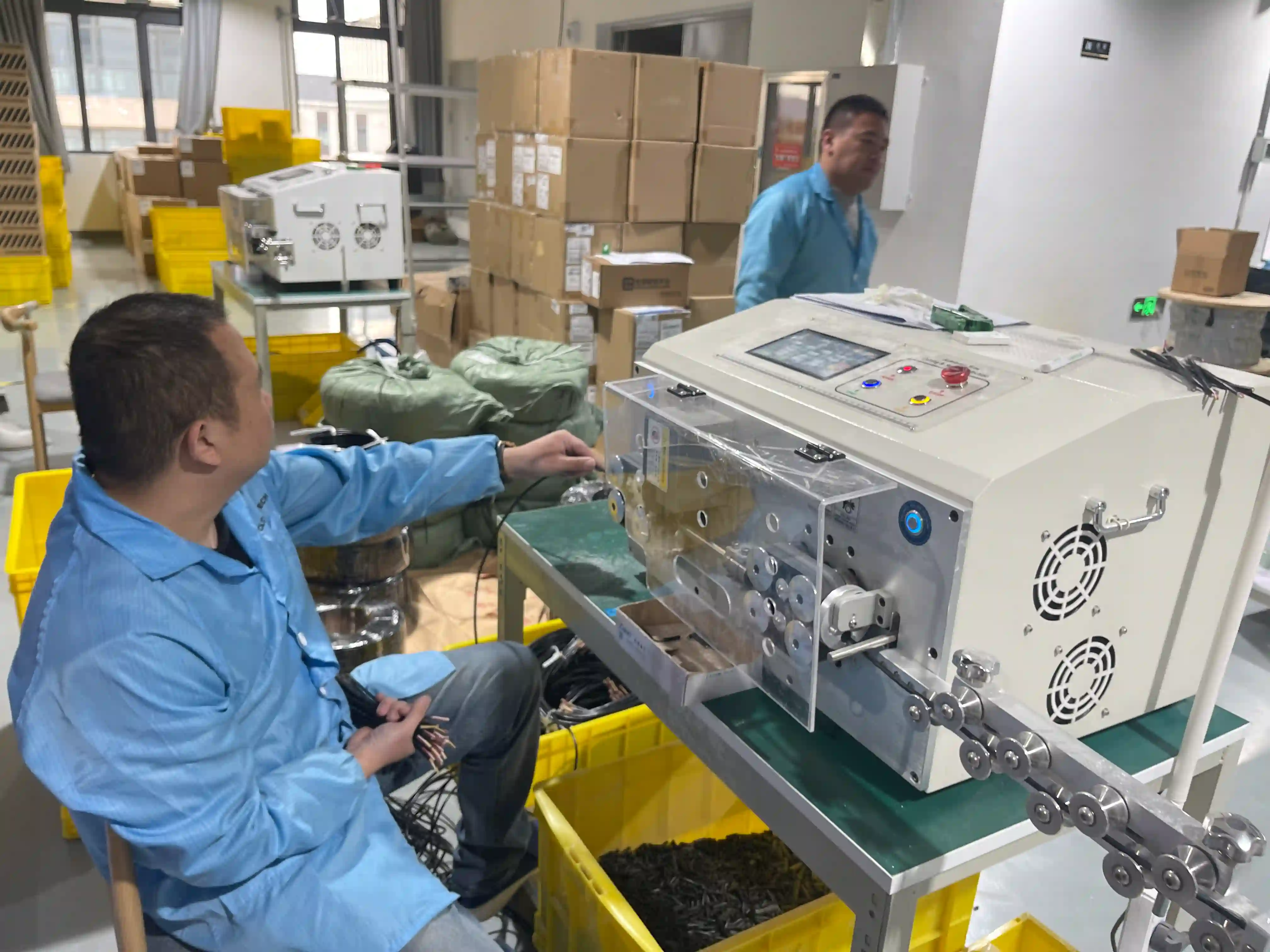 Materiales de Aislamiento de Cables: PVC vs XLPE vs PTFE vs TPE vs Silicona — Cómo Elegir sin Condenar su Diseño