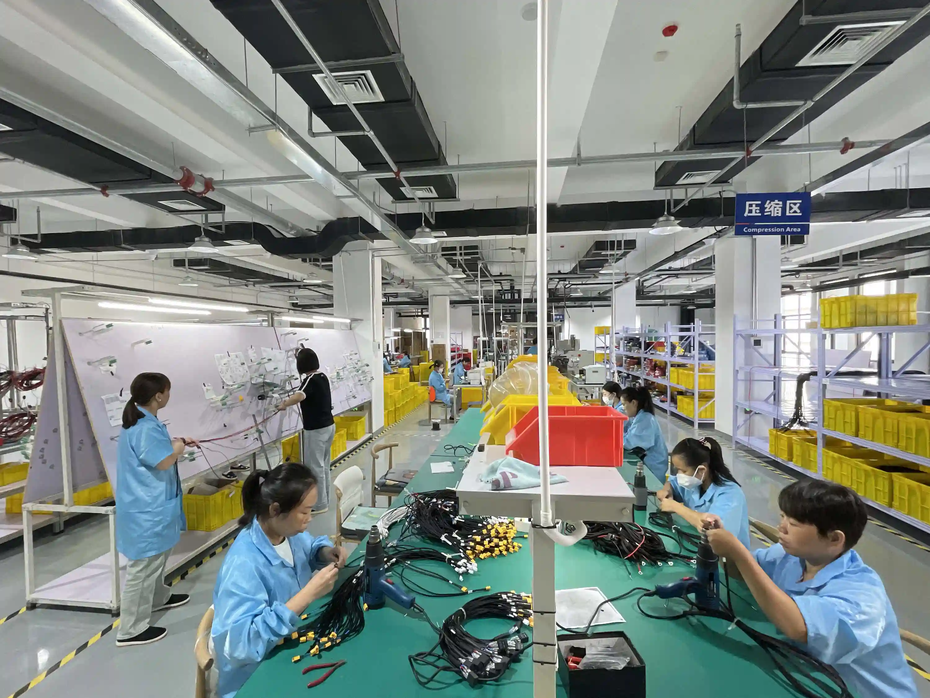Equipo de trabajo en fábrica